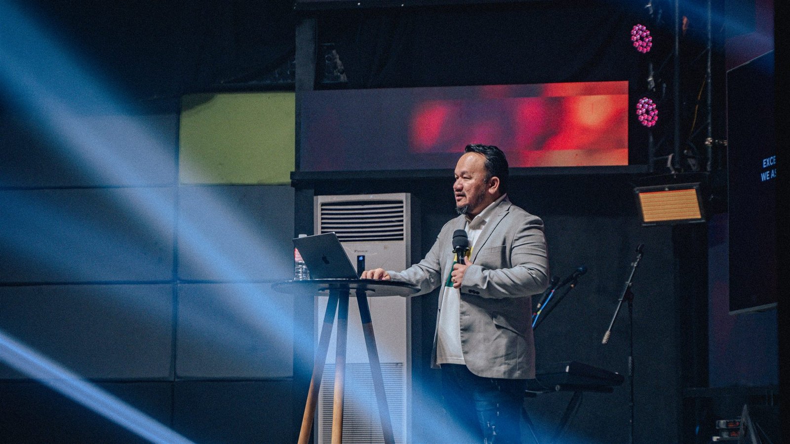 Dr. Pastor Mervin Ascabano preaching